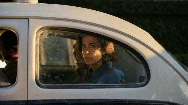 Eunice Paiva (Fernanda Torres) bliver hentet ind til afhøring sammen med sin datter. Hvordan håndterer man lige to ugers fængsel i Brasiliens militærdiktatur anno 1971?
