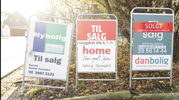 Til salg-skiltene bliver fortsat færre på tværs af boligtyper, viser ny opgørelse fra Boligsiden.
