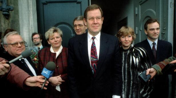 Helge Mortensen (yderst tv.) var minister fra 1993 til 1994, mens Poul Nyrup Rasmussen var statsminister. Helge Mortensen er tirsdag død i en alder af 84 år. 