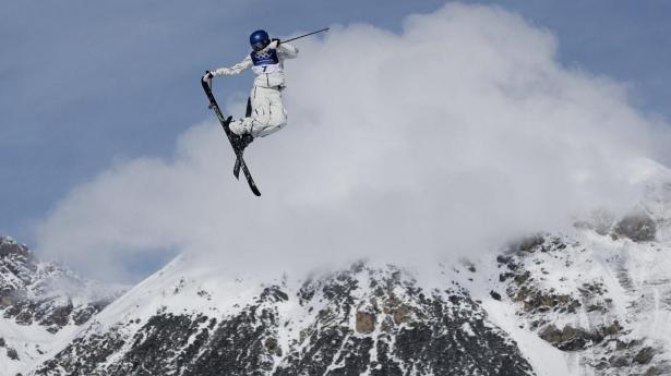 Det gælder om at holde balancen som investor i øjeblikket. Her et foto af Ailing Eileen Gu, Kina, i hendes tredje løb i slopestyle under ugens OL.