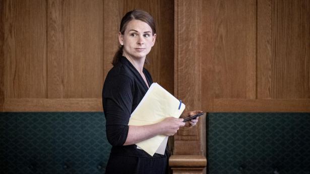 Konservatives politiske ordfører, Mette Abildgaard, åbner for at gøre en lavere elafgift permanent, hvis en sænkelse af fødevaremomsen viser sig at skabe store administrative omkostninger.