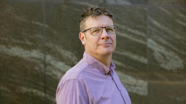 Ken L. Bechmann er kendt som en af Danmarks mest citerede forskere inden for værdiansættelse, incitamentsaflønning og finansielle markeder. Hør, hvordan han selv investerer i podcasten “Sådan investerer jeg”.