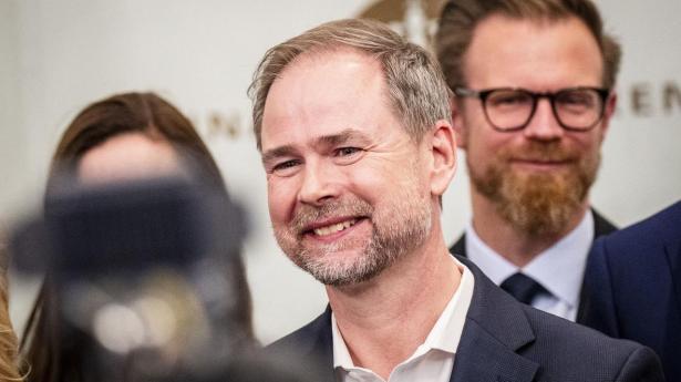 Finansminister Nicolai Wammen (S) har det brede smil på; der er råd til skatte- og afgiftslettelser i 2026. 