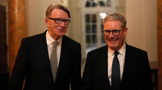 Forholdet mellem den tidligere britiske USA-ambassadør Peter Mandelson (til venstre) og seksualforbryderen Jeffrey Epstein kan risikere at koste Storbritanniens premierminister, Keir Starmer (til højre), jobbet.