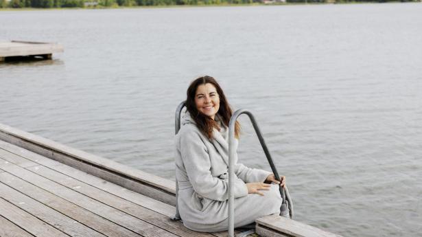 Anne Stampe Olesen, investor i “Løvens Hule”, har løbet den samme løberute fire gange om ugen kl. 5.20 i ti år. Hun mødes med fem andre kvinder og løber 10 km rundt om to søer og hopper til sidst i en af dem. 