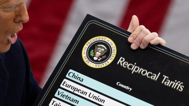 Afgifterne blev indført efter liberation day, den dag, Trump i Rose Garden foran Det Hvide Hus præsenterede et stort papskilt med toldsatser på 20-50 pct. på lande, han påberåbte sig havde behandlet USA unfair. 