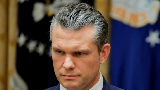 Den amerikanske forsvarsminister, Pete Hegseth, er kommet i modvind efter et dobbeltangreb på en mistænkt narkobåd i september, som ifølge eksperter kan være i strid med loven. Amerikansk militær har siden da fortsat angrebene i Det Caribiske Hav og i Stillehavet. Torsdag er fire mænd blevet dræbt. Ifølge USA var de narkosmuglere.