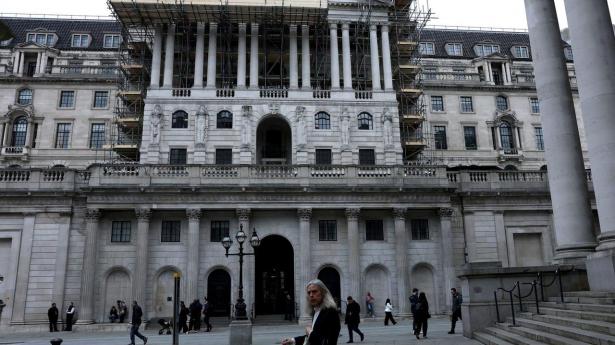 Den britiske centralbank skal nu forholde sig til overraskende væksttal fra Storbritannien.