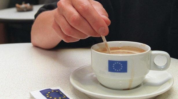 Fortolkningen af EU’s nye emballageforordning betyder, at en café med trykt logo på kaffekoppen kan ende med at blive betragtet som fabrikant med produktansvar.