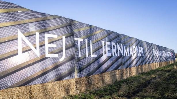 Danmarksdemokraterne lancerede under kommunalvalget sloganet “Nej til jernmarker” som en kommentar til solceller. 