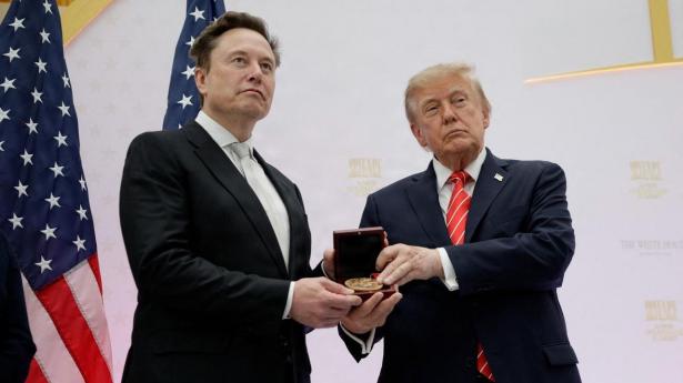 Trump giver Elon Musk prestigefyldt hædersbevisning