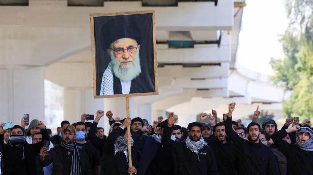 Flere tusinde iranere gik søndag på gaden for at hylde deres nu afdøde leder, ayatollah Ali Khamenei.