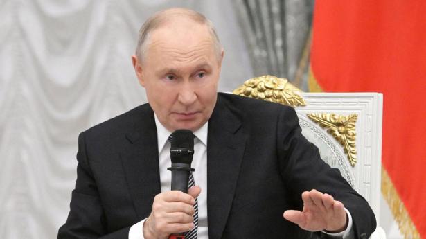 Putin beskylder Ukraine for angreb på kollegium i besat område