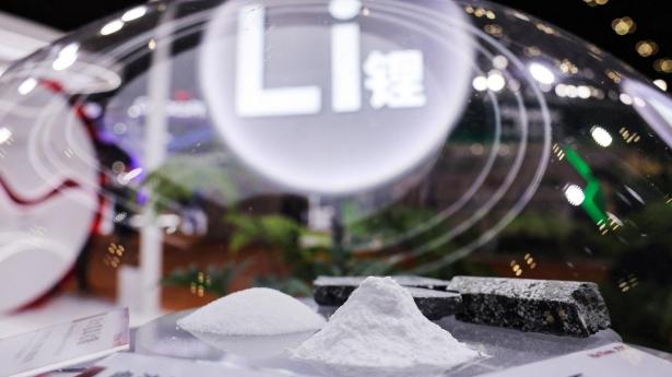 Kina sidder på de fleste sjældne jordarter som f.eks. litium. Med trussel om stop for eksport trak den kinesiske præsident det længste strå i handelsaftalen med USA.