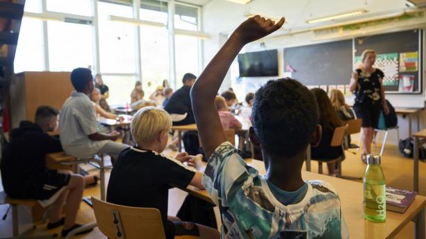 Kunstig intelligens kan spare 30.000 offentligt ansatte. Tallene bygger på beregninger, hvor opgaver nedbrydes i tid. Resultatet er, at der f.eks. kan undværes 9000 folkeskolelærere.