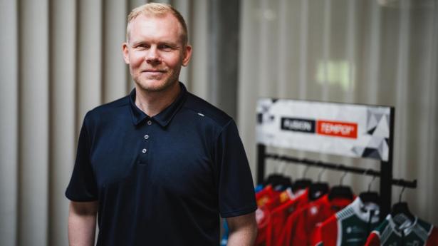 Tøjvirksomheden Fusion, hvor Rasmus Stadsgaard er direktør, får produceret sit sportstøj efterhånden som kunderne – sportsbutikkerne – får det solgt. Så i stedet for at få store sendinger fra sine produktionspartnere fik Fusion sidste år 124 leverancer til sit lager, hvorfra kundernes bestillinger sendes.