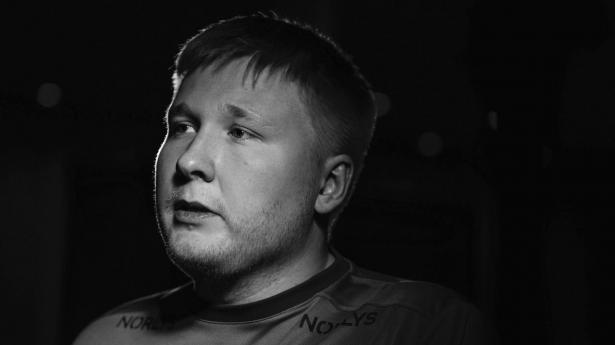 Emil Nielsen: “Jeg kan stadig gå i spagat – det er man nødt til i mit job”