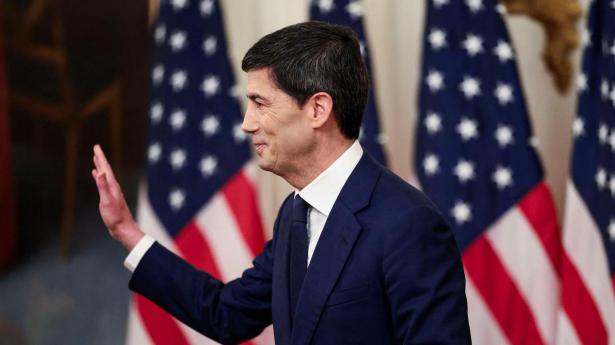Kevin Warsh har overtaget formandsposten i den amerikanske centralbank, der udover at holde styr på inflationen også har et mål om at sikre maksimal beskæftigelse.
