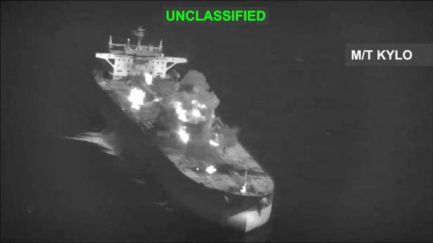 Amerikanske Centcom oplyser, at det har angrebet tre iranske olietankere lørdag. Ifølge militæret viser billedet et angreb på et skib i Omanbugten.