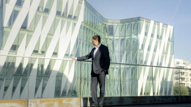 Adm. direktør for Bavarian Nordic Paul Chaplin venter lavere fart i hjulene i 2026.