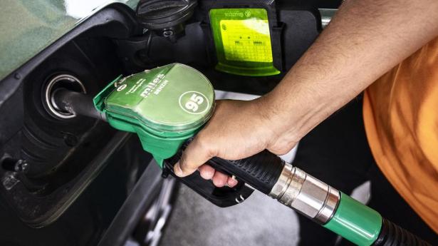 Benzinpriserne er braget i vejret under blokaden af Hormuzstrædet. Nu koster en liter benzin over 19 kr. i vejledende udsalgspris.