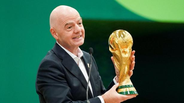 Carlsberg foreslår, at Fifa-præsident Gianni Infantino tager sig en “hydration break”.