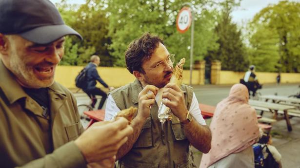 Krydringen hos Sheikh Shawarma på Nørrebro bringer smilene frem hos Wassim Hallal (t.v.) og Umut Sakarya (t.h.), men det øvrige imponerer ikke. 