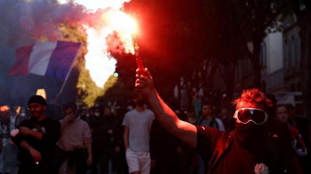 Politi og demonstranter støder sammen i Paris