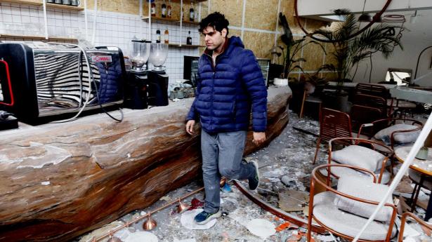 En café er blevet beskadiget af trykbølgen fra et amerikansk-israelsk droneangreb mod en bygning i det nordøstlige Teheran i Iran.