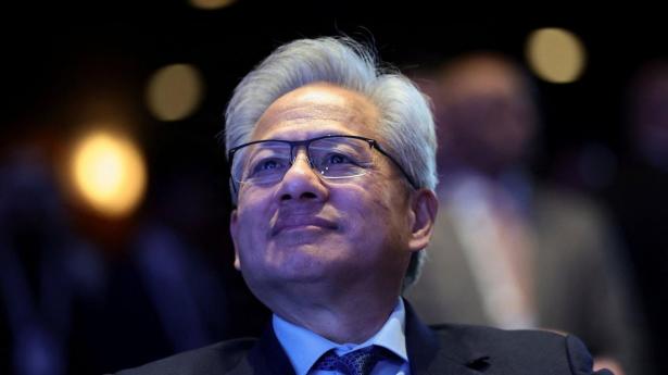 Jensen Huang, adm. direktør hos Nvidia, fortalte for få uger siden i forbindelse med en ny milliardaftale, at en række nye platforme vil hjælpe kunder “med at få adgang til den eftertragtede computerkraft i stor skala og opbygge de AI-fabrikker, der bliver grundlaget for alle industrier og lande i AI-alderen”.