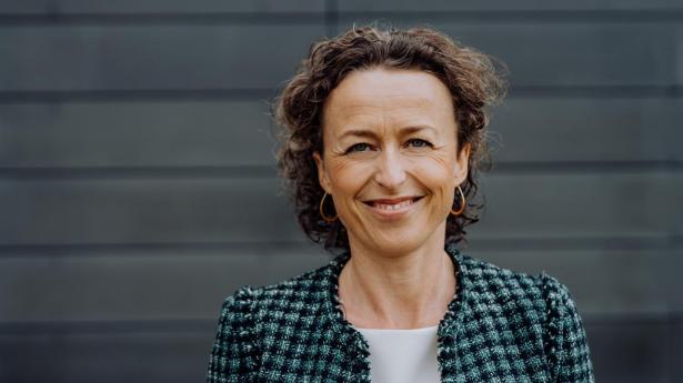 Hvis Danmark vil være et attraktivt land for investeringer, AI og datadrevet vækst, må vi gøre op med modsætningen mellem digital udvikling og energistabilitet, skriver Tina Schou.