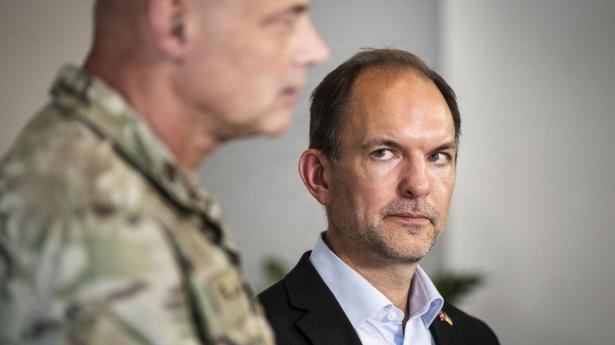 Det er i vores interesse, at vi fortsat har kapaciteten til at overvåge, hvad der sker ved Grønland, siger forsvarsminister Jeppe Bruus (S). 