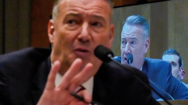 Chef for Trumps omstridte ICE-betjente træder tilbage