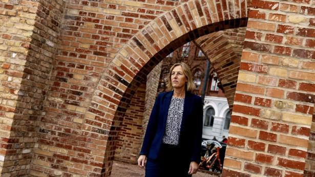Finansforbundets formand, Dorrit Brandt, venter, at antallet af jobmuligheder for de hundredvis af fyrede bankmedarbejdere den seneste tid er faldet.