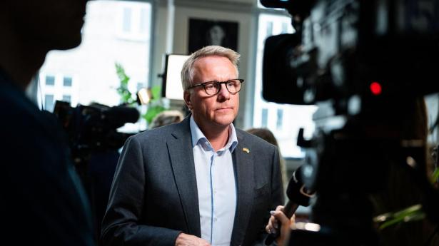 Erhvervsminister Morten Bødskov (S) vil slet ikke kommentere på salget af TDC til australske Macquarie.