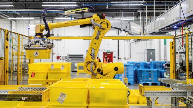 Her sorteres Amazon-pakker af en robotarm i et af virksomhedens avancerede fulfillmentcentre. 