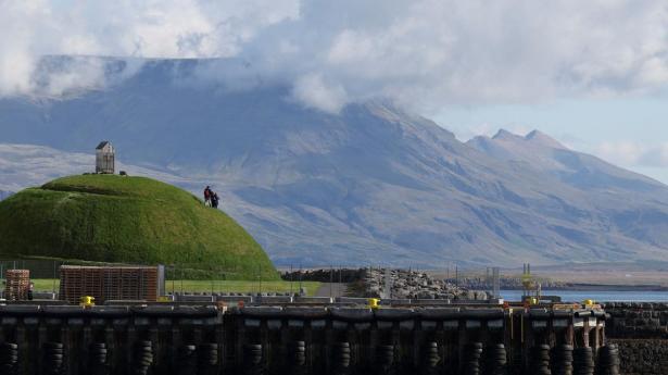 Folk står på Thufa-bakken ved siden af den gamle havn i Reykjavik forud for en afstemning i Island om genoptagelse af processen om medlemskab af EU.