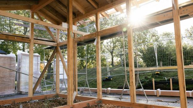 Hvis det offentlige tager rollen som fødselshjælper, og markedet tager rollen som operatør og innovatør, kan materialestationer blive det manglende led, der gør brugte byggematerialer til en naturlig del af fremtidens byggeri, skriver indlæggets afsendere.