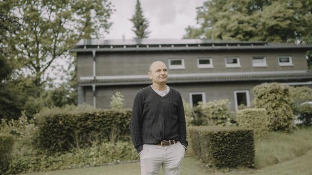 Da Andreas Modersohns gamle gasfyr brød sammen, gik han “fuld elektrisk” med solceller, varmepumpe, elbil og hjemmebatteri fra 1Komma5. Ifølge ham er familiens energiregning faldet fra 400-450 euro til omkring 70 euro om måneden.