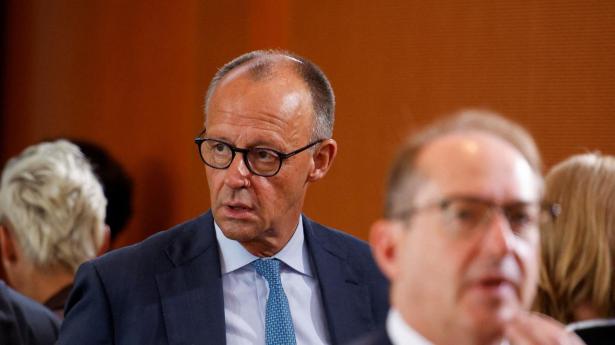 Efter kunhalvandet år som kansler, svirrer rygterne om, at Friedrich Merz skal forlade posten. Hans popularitet er i bund, hans parti CDU har haft mareridtsvalg. Lunten synes tændt, men kan han stadig nå at slukke ilden? 