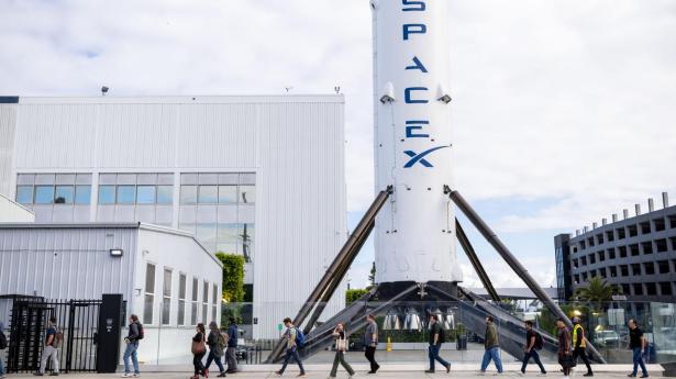 Allerede til juni ventes Elon Musks rumfirma Space X at gå på børsen. Selskabets satellitnetværk Starlink har på kort tid vundet dominans på markedet for satellitkommunikation. Her en genanvendelig raketbooster fra SpaceX, Falcon 9, udstillet uden for virksomhedens faciliteter i Hawthorne, Californien.