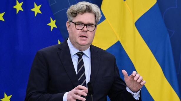 Sveriges justitsminister Gunnar Strömmer arbejder lige nu videre på et forslag, der betyder, at lobbyister fra sommeren 2027 skal registrere kontakt med ministre, folketingsmedlemmer og embedsmænd i et nyt lobbyregister.