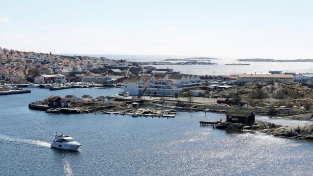 På havet bliver tilværelsen enklere. Måske er det netop derfor, bådferien fortsat er en af de mest raffinerede måder at være sammen på – midt i en af verdens smukkeste skærgårde, uanset om turen foregår i en mindre båd eller fra dækket på en komfortabel sejlbåd.