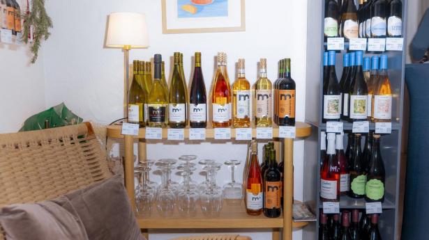 Udvalget af alkoholfri alternativer til øl og vin er vokset eksplosivt. Her ses en del af sortimentet hos specialbutikken Nolo Collective i København.