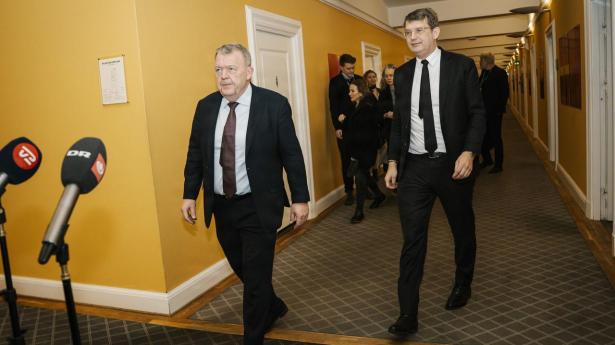 Udenrigsminister Lars Løkke Rasmussen (M) og forsvarsminister Troels Lund Poulsen (V) holdt doorstep efter et møde i Det Udenrigspolitiske Nævn fredag 23. januar 2026. Tirsdag har de to meddelt - som fungerende ministre - at nævnet har givet grønt lys til et dansk bidrag i Hormuzstrædet. 