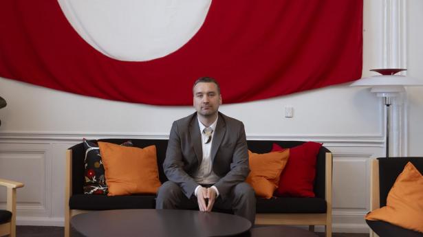 Selvom tonen fra Danmark er ændret i det nye regeringsgrundlag, nager gamle konflikter om svigt og ansvar stadig, mener Qarsoq Høegh-Dam (N).