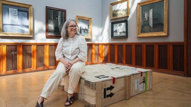 Museumsdirektør Gertrud Oelsner sidder tilfreds på kassen, efter Ordrupgaards nye Hammershøi til 20 mio. kr. er hængt op på væggen. Værket hænger i den brune ramme bag hendes hoved.