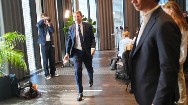 Kongelig undersøger Troels Lund Poulsen (V) ankommer til pressemøde på Hotel Scandic Spectrum i København tirsdag formiddag.