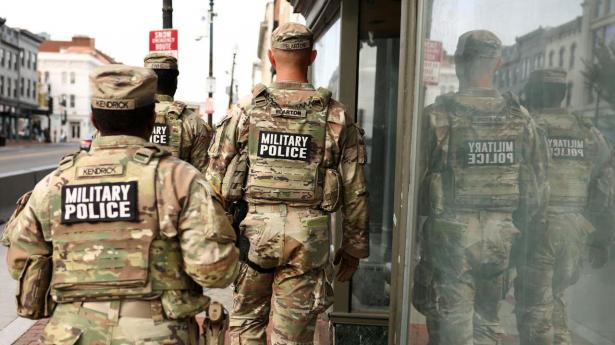 Militærpoliti ses på patrulje på en gade i nabolaget Georgetown i USA's forbundshovedstad, Washington D.C., den 29. oktober i år.