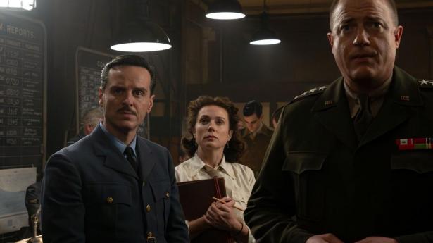 Meteorolog James Stagg (Andrew Scottt) og general Dwight D. Eisenhower (Brendan Fraser) er under stærkt pres for at tage de rette beslutninger om D-dag. I baggrunden Eisenhowers assistent Kay Summersby (Kerry Condon)